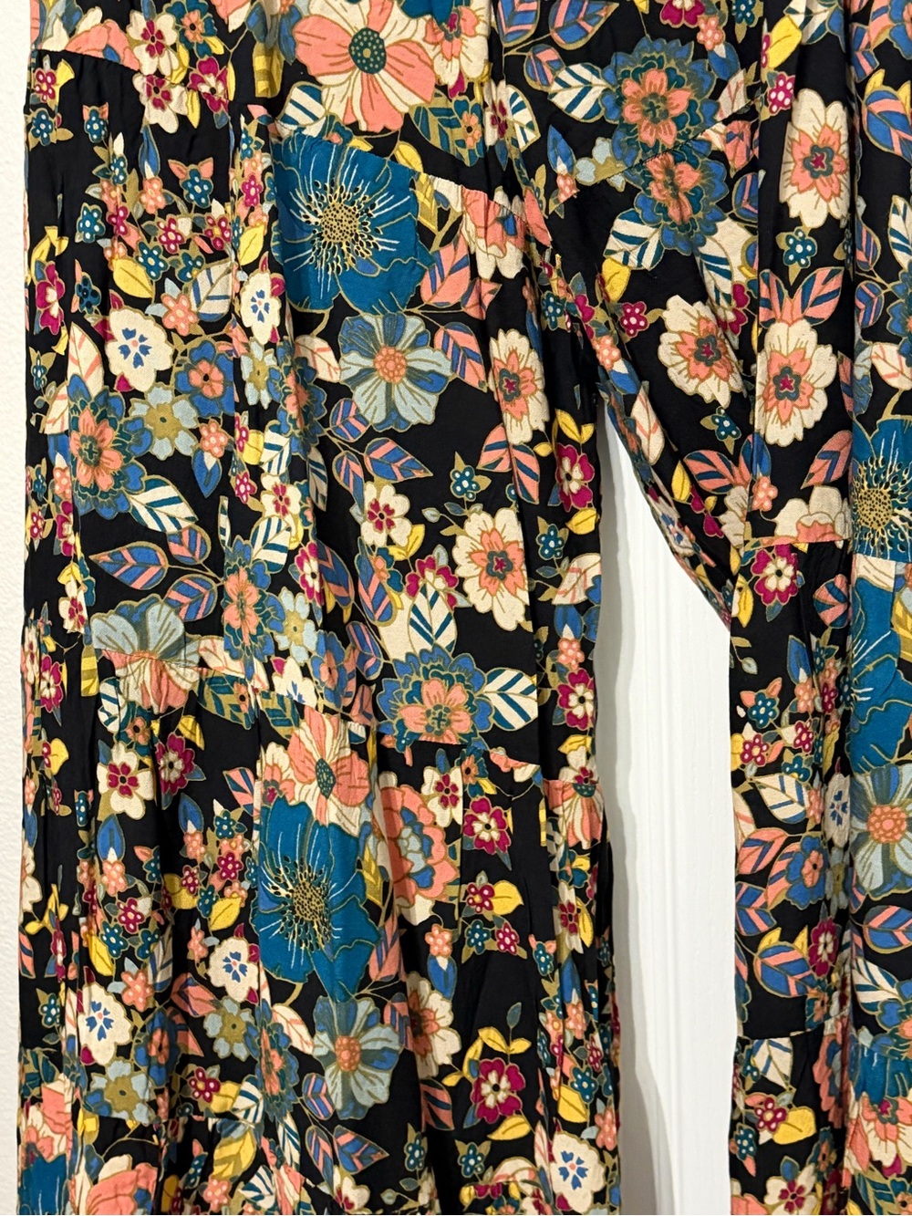 Natural Life brand flowy wide leg tiered pants. Black/flowers nwt medium - Picture 4 of 4